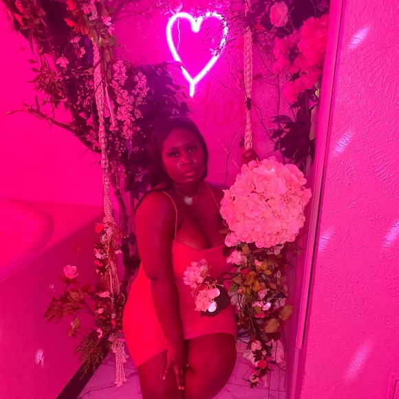 Meet your Posher, Amanda Nicole Host Pick/ Top 10% - Picture 4 of 11